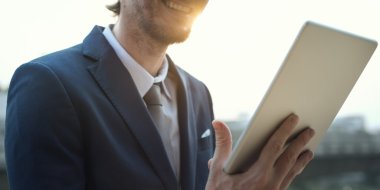 işadamı dijital tablet ile çalışma