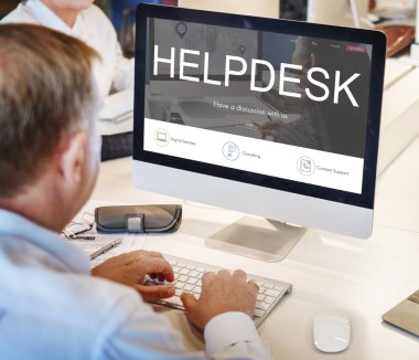 bilgisayar kullanan yetişkin adam