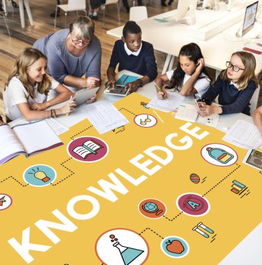 ders öğretmen ile olan çocuklar