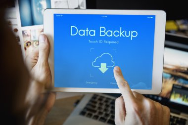 Dijital tabletli adam 