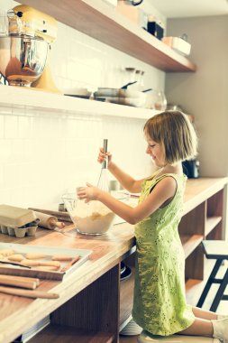 Kız ev yapımı kurabiye hamur yapma