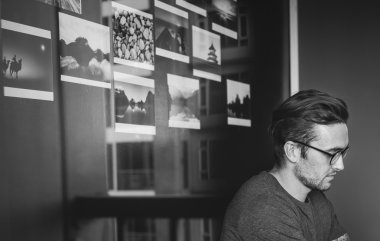 Ev ofisinde çalışan fotoğrafçı