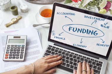 dizüstü bilgisayar kullanan kişi klavyede yazarak