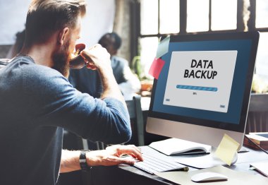 adam içme kahve ve çalışma 