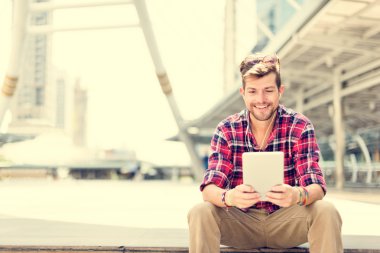 genç adam tablet kullanma 