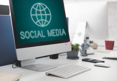 bilgisayar metin üstünde perde ile