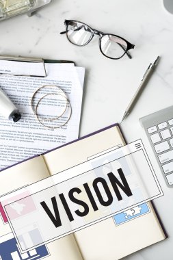 Günlüğü ve gözlük masasında