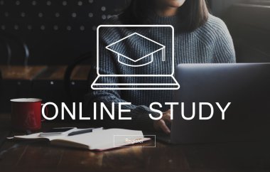 Kafede dizüstü bilgisayar ile çalışan kadın