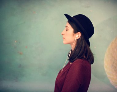 Dijital aygıt kullanan genç kadın