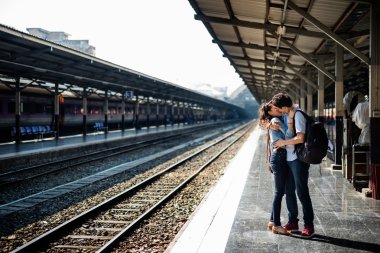 güzel çift tren ile seyahat
