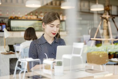 Dizüstü bilgisayar kullanan kadın 