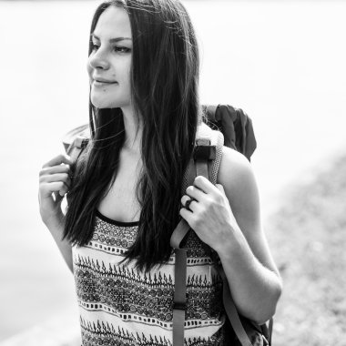 sırt çantası ile genç kız