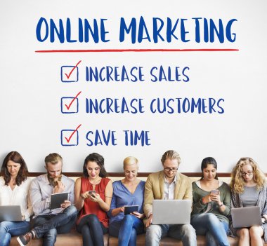 aygıtlar ve Online pazarlama ile insanlar oturup