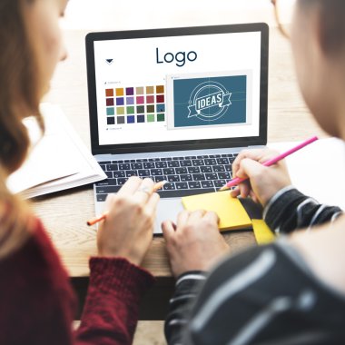 laptop ile çalışan kızlar