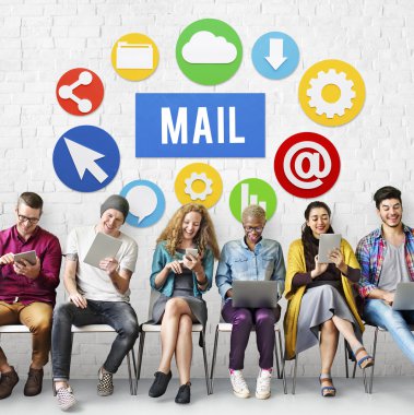 İnsanlar dijital araçları tarama  