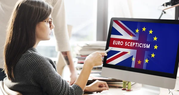 Donna che mostra sul monitor con euroscetticismo — Foto Stock