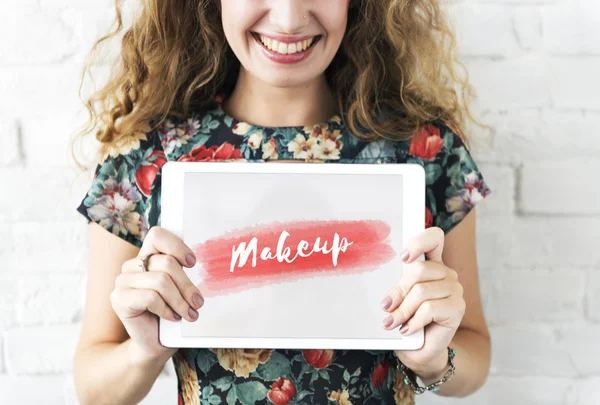 Mujer sonriente sosteniendo mesa digital —  Fotos de Stock