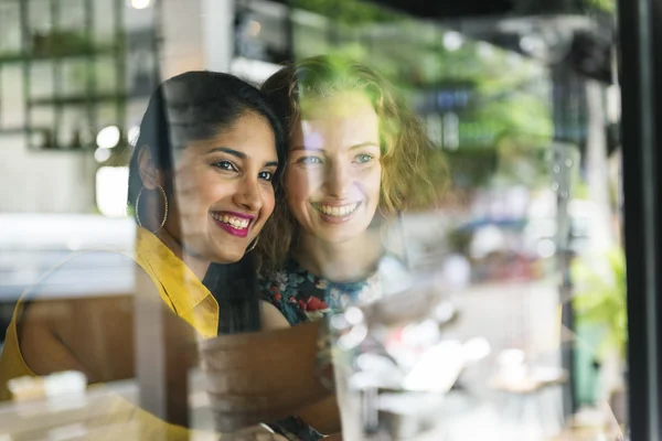 Mujeres haciendo selfie en el teléfono inteligente —  Fotos de Stock