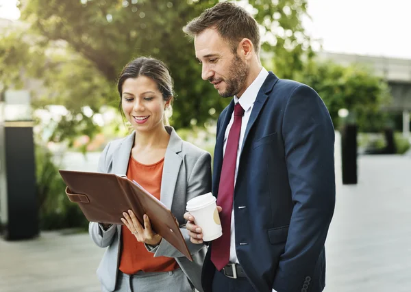 Zakenmensen Ideeën bespreken — Stockfoto