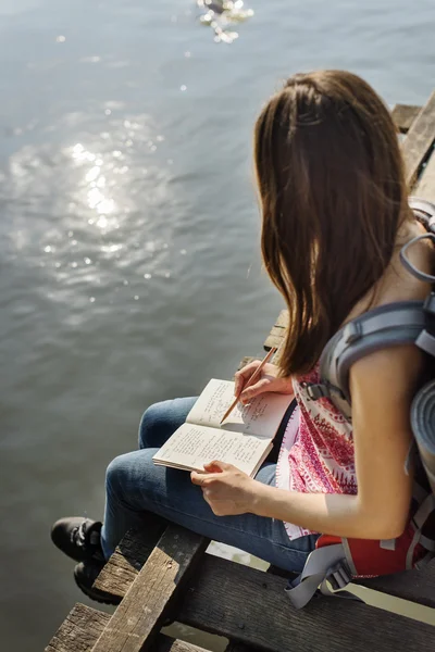 Mujer escribiendo notas en la naturaleza — Foto de Stock