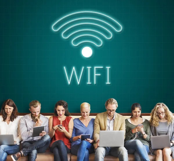 Ludzie siedzą z urządzeniami i wifi — Zdjęcie stockowe