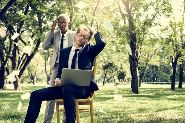 Zakenman en zakenvrouw met laptop op park — Stockfoto