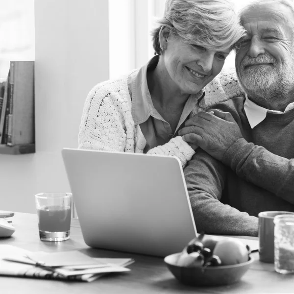 Coppia anziana utilizzando il computer portatile — Foto Stock