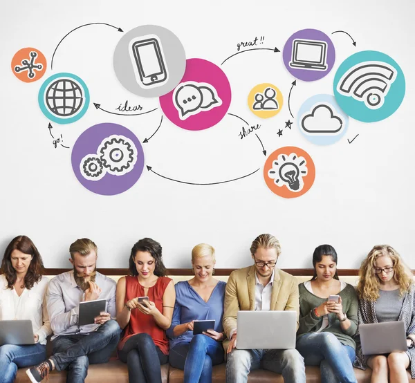 Mensen zitten met apparaten en sociaal netwerk — Stockfoto