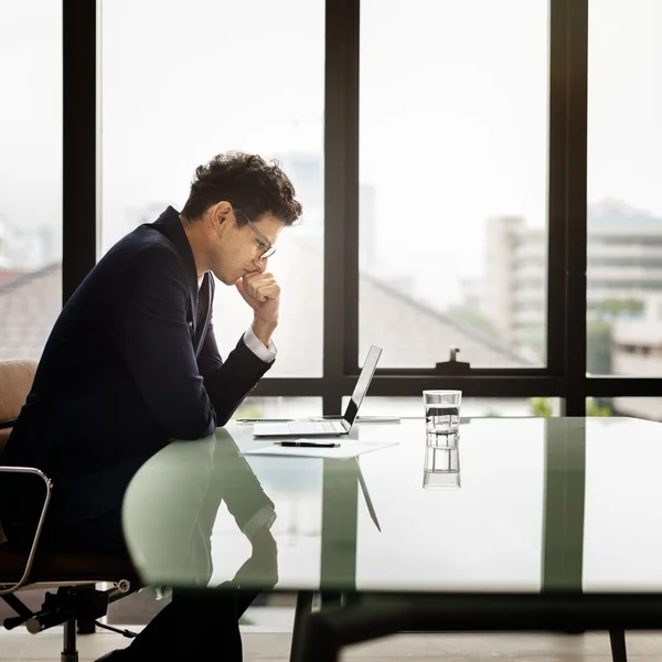 Hombre de negocios trabajando en la oficina — Foto de Stock