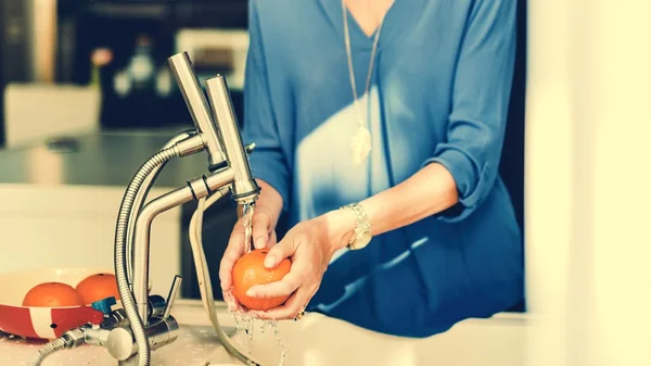 Mãe lavando frutas — Fotografia de Stock