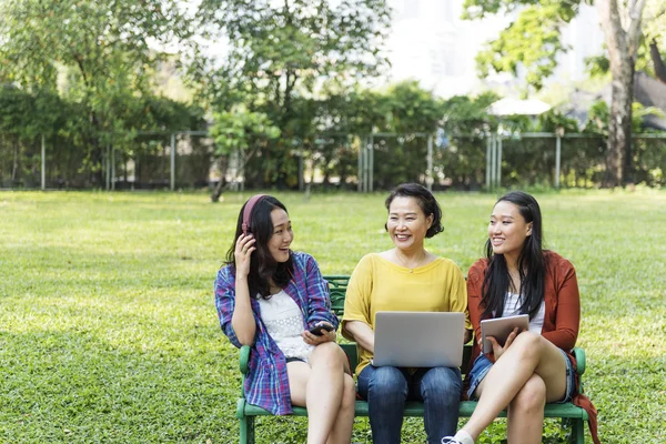 Asiático família usando laptop no parque — Fotografia de Stock