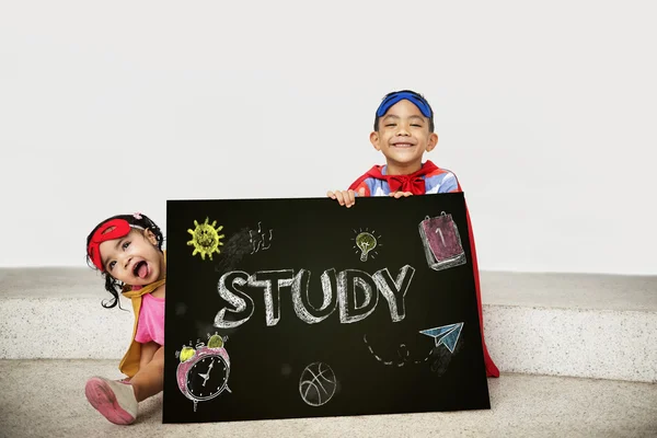 Superhelden-Kinder mit Brett in der Hand — Stockfoto