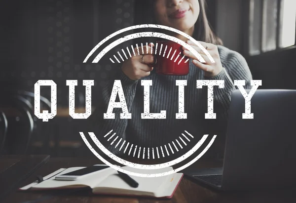 Mujer trabajando con el ordenador portátil en la cafetería — Foto de Stock