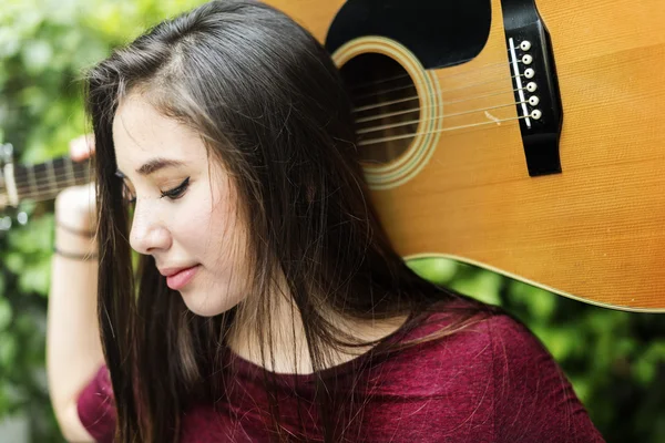 Mujer joven con guitarra acústica —  Fotos de Stock