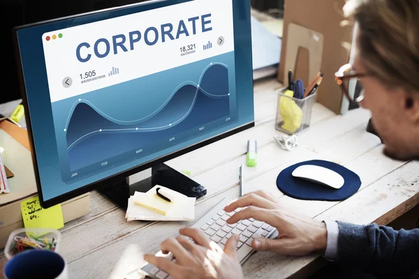 Hombre de negocios trabajando en la computadora — Foto de Stock