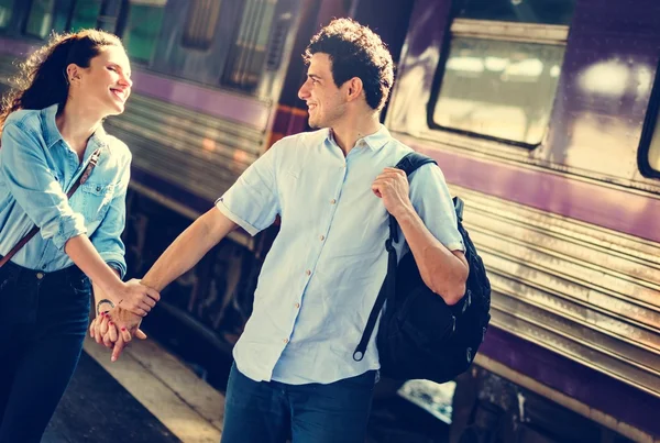Schönes Paar mit dem Zug unterwegs — Stockfoto