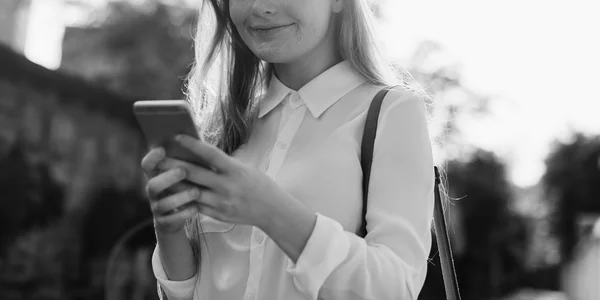 Menina usando smartphone — Fotografia de Stock