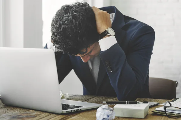 Affärsman har Stress på jobbet — Stockfoto
