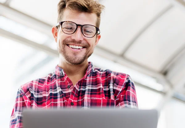 Man met smartphone — Stockfoto