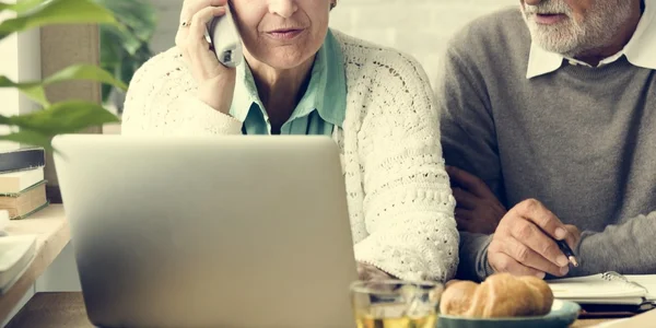 Adulto mayor usando computadora portátil — Foto de Stock