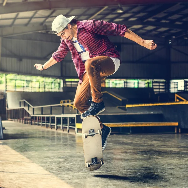Mand ridning på skateboard - Stock-foto