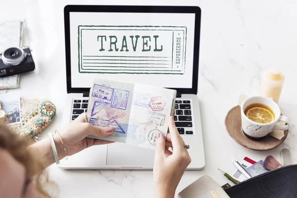 Mujer usando portátil — Foto de Stock