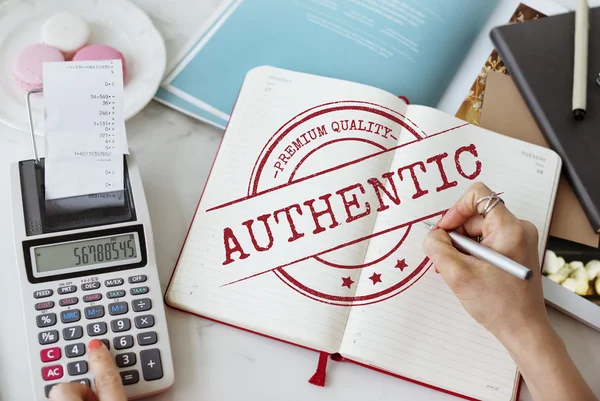 Vrouw die aantekeningen schrijft in dagboek — Stockfoto