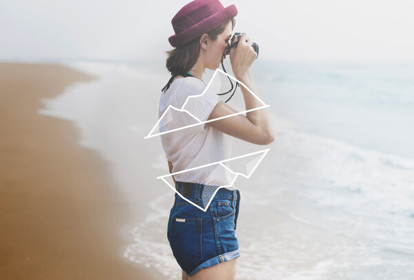 Девушка в шляпе делает фотографии
