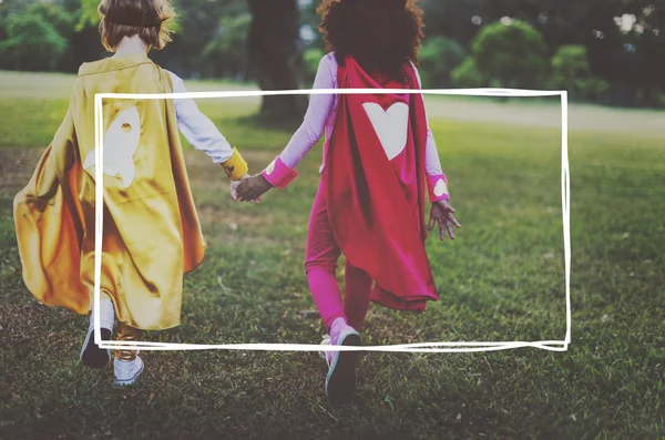 Bambini in costume da supereroe — Foto Stock