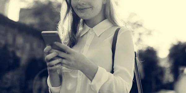Gadis yang menggunakan smartphone — Stok Foto