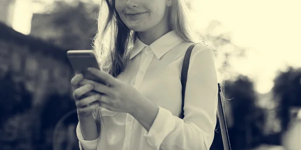 Fille à l'aide smartphone — Photo