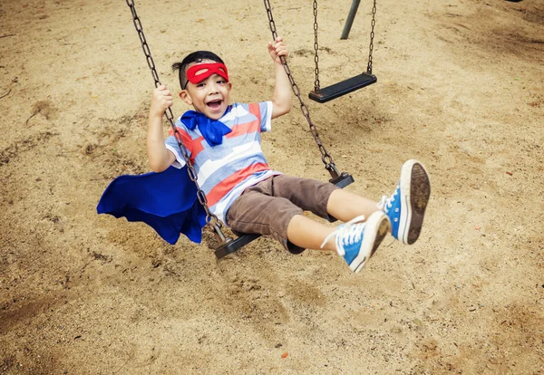 Маленький мальчик на детской площадке — стоковое фото
