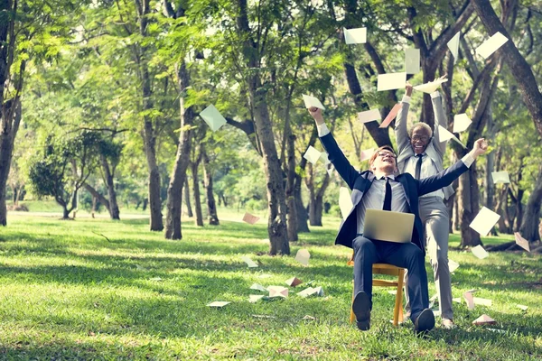 Affärsmannen och affärskvinna med laptop på park — Stockfoto