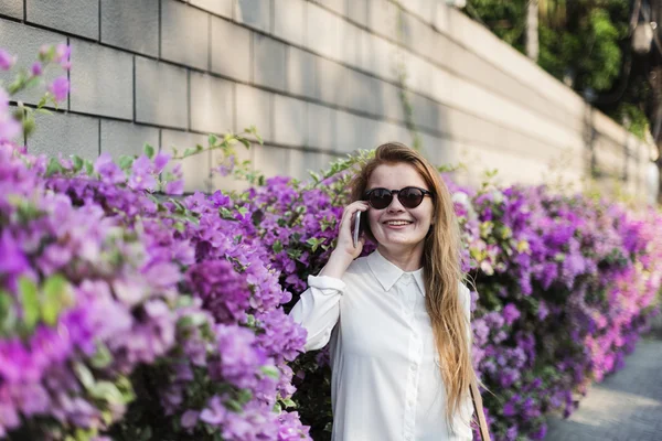 Mädchen telefoniert mit Handy — Stockfoto